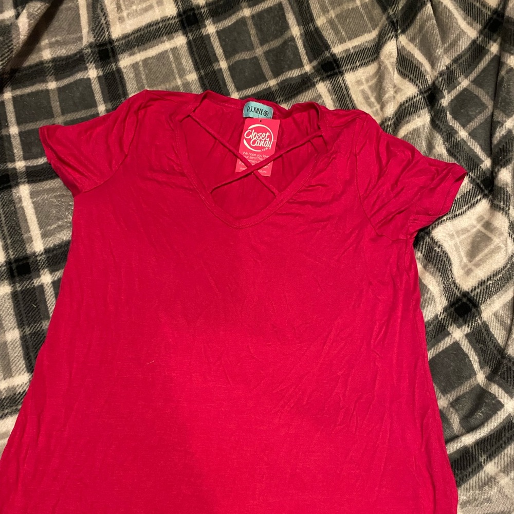 Size 1xl fits true to size Fushia criss cross top